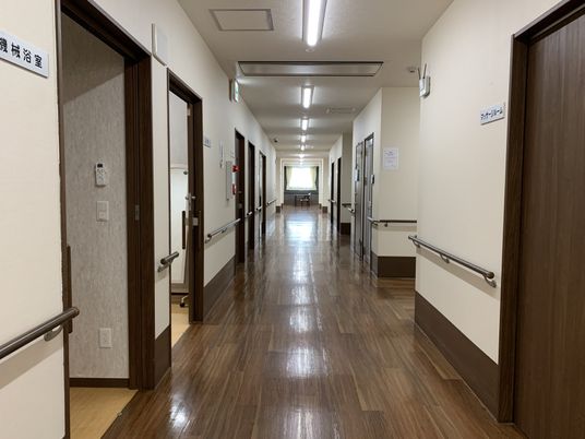 広く清潔な廊下