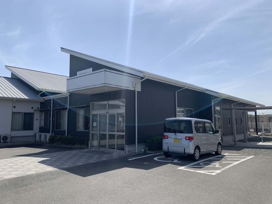 駐車場のある建物外観