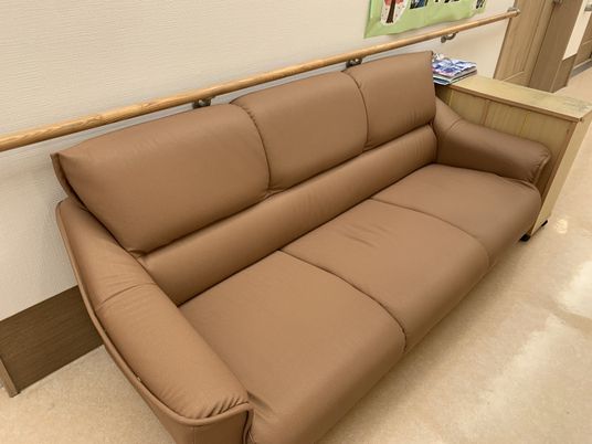 落ち着いた色のソファ廊下