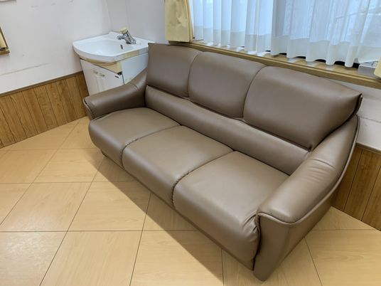 明るい居室のソファ