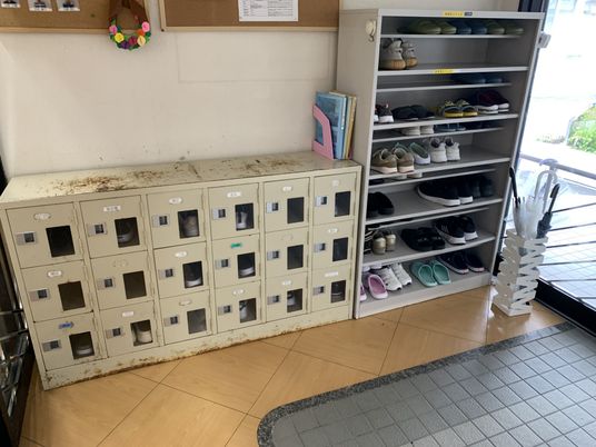 玄関の下駄箱と靴棚