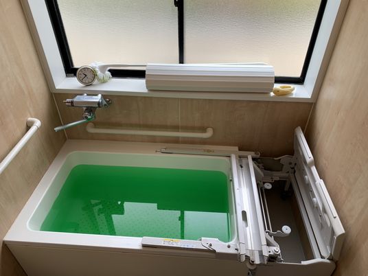 緑の湯が広がる浴槽