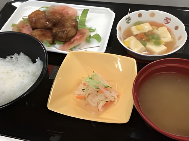バランスの良い一食 食事 栄養満点の手作り料理が並ぶ食事です。健康を考えた献立で日々の活力を支えます。