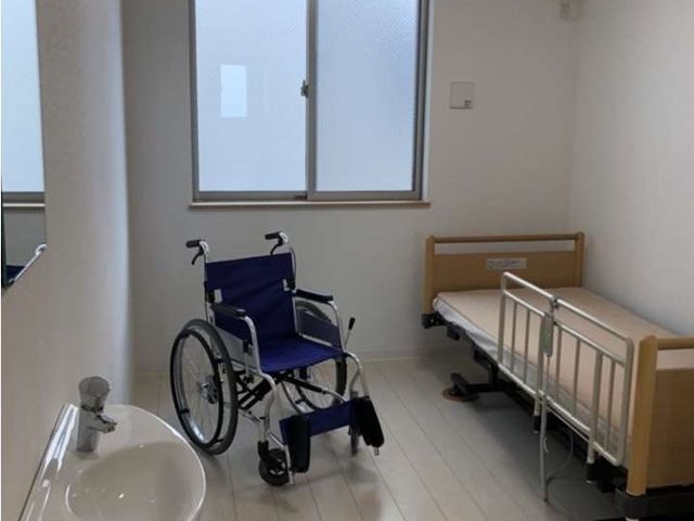 明るく整った居室 居室 ゆったりとした居室には、ベッドと車椅子を配しており、快適な環境が整っています。窓からは自然光が差し込む、穏やかな空間です。