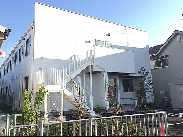 清潔感のある建物の外観 階段 シンプルで洗練されたデザインの建物で、快適な環境を提供しています。白を基調とした外壁が印象的です。