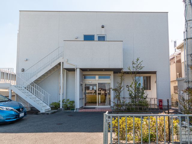 清潔感ある建物の外観 外観 白を基調とした建物は、清潔感があります。エントランスには招待感のあるガラス扉が設けられ、温かみを感じさせるよう配慮されています。