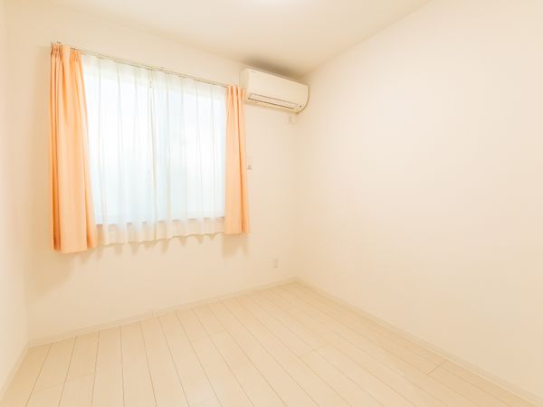 明るい空間の洋室