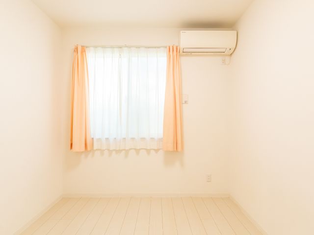 エアコン付き居室 居室 シンプルで清潔感のある居室です。エアコン完備で、年間を通して快適な環境を保てます。