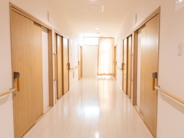 廊下の明るい空気感 廊下 手すりが整った温かみのある廊下は、安全に配慮されており快適にお過ごしいただけます。