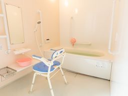 バリアフリー設計の浴室