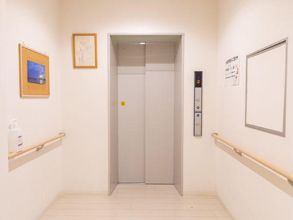 廊下にあるエレベーター