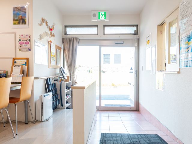 エントランスの明るい空間 玄関 広々として明るいエントランスです。受付付近には、情報掲示も充実しており、訪れる方を温かく迎えます。
