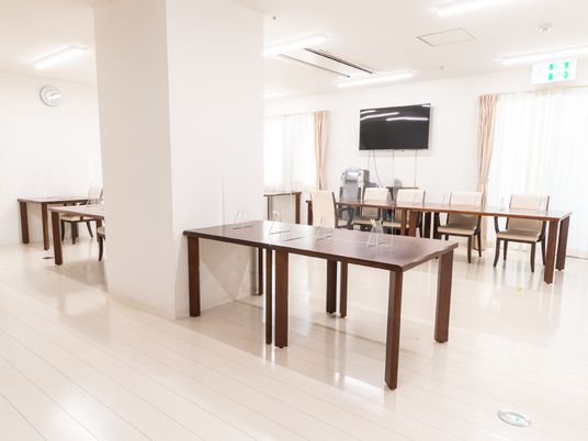 広々とした明るいダイニング