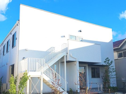 白い建物の外観  