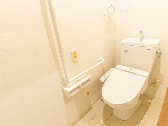 バリアフリートイレ設備 トイレ 手すり付きで安全性を考えた清潔なトイレです。快適にご使用いただけるよう配慮がされています。