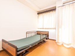 明るい個室のベッド