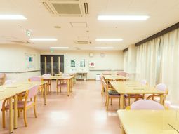 ゆったりした食堂の光景