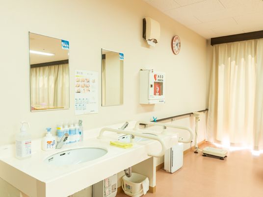 清潔な洗面台とAED