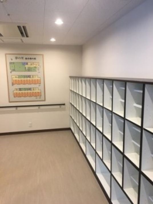 整理された棚と掲示物の空間