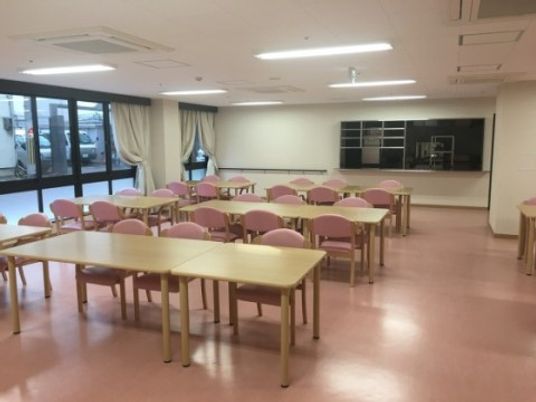 明るい食堂の様子