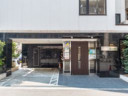 明るいエントランスの外観