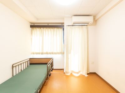 明るい個室の居室