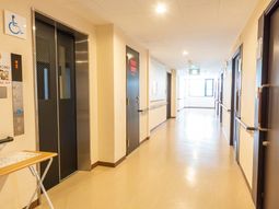 明るく清潔な廊下