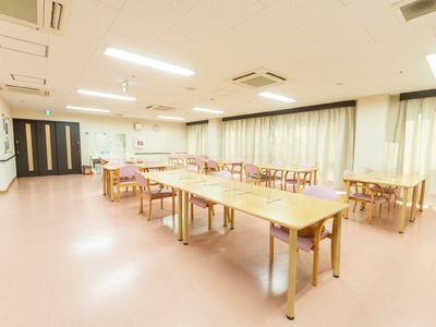 明るい広々とした食堂