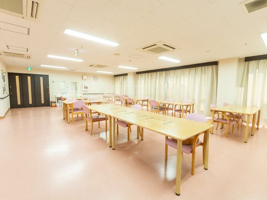 明るい広々とした食堂