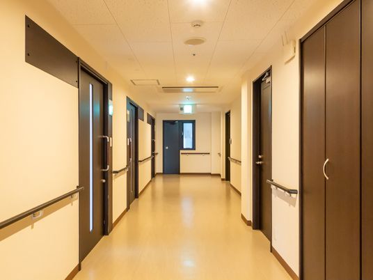 清潔な施設の廊下