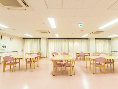 明るく広々とした食堂