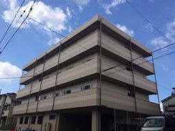 落ち着いた色の建物外観