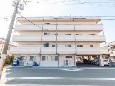 多階層の建物の外観