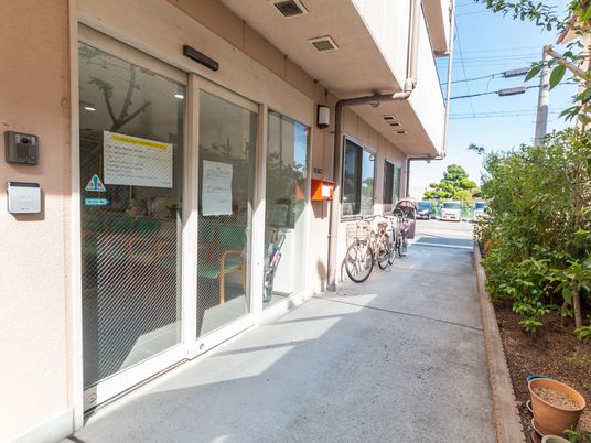 明るいエントランス風景