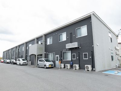 灰色の建物の外観