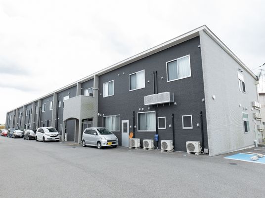 灰色の建物の外観