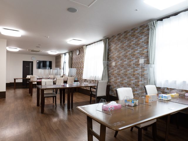 広々とした食堂空間 食堂 落ち着いた色合いの食堂です。明るい採光と清潔感のある環境で、食事の時間をゆったりと過ごせます。