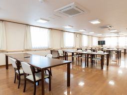 広々とした明るい食堂