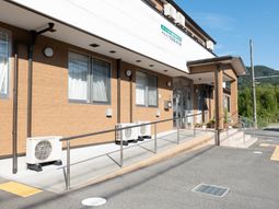 明るい日差しのエントランス