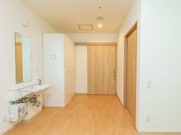 明るい居室の風景