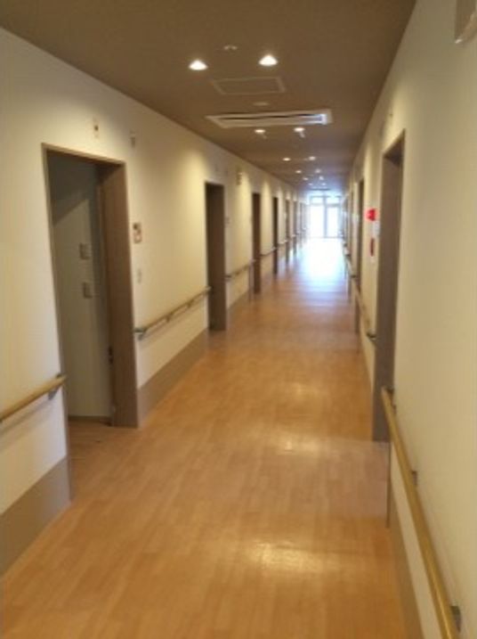 明るく広々とした廊下
