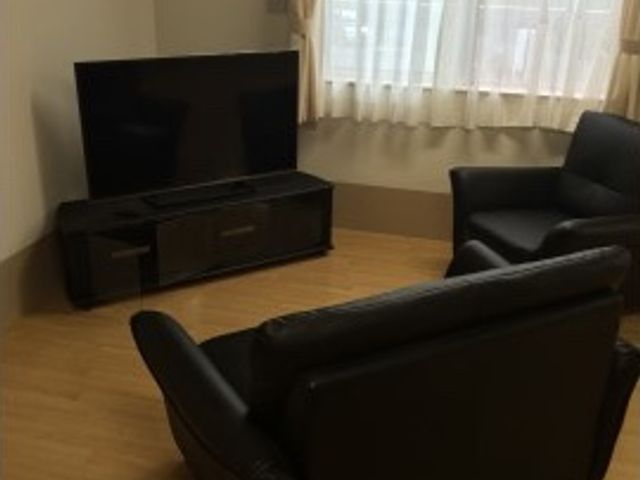 居心地の良いリビング 共有スペース ゆったりとしたソファと大きなテレビが配置されたリビングでは、居住者様がくつろいで過ごされています。