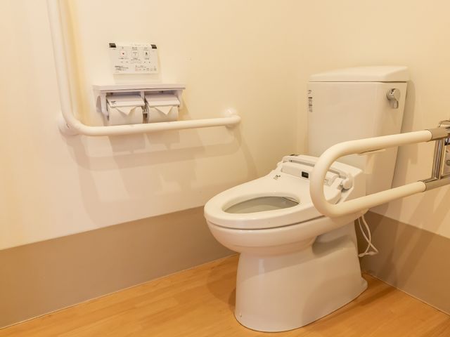 バリアフリートイレ設備 トイレ 手すり付きのトイレは、安心してお使いいただける設計です。利用者の自立支援を考慮した配慮がされています。