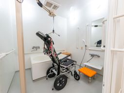 バリアフリー設計の浴室