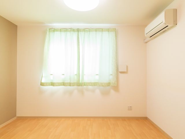 居室の明るい空間 居室 温かみのある木目調の床が特徴的な居室です。エアコン完備で快適な室内環境を整えています。