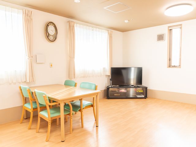 ゆったり共有スペース 共有スペース 広々としたリビングにはテレビと快適そうな椅子が備え付けられ、居心地の良い空間が広がっています。安らぎと交流の場となりそうですね。