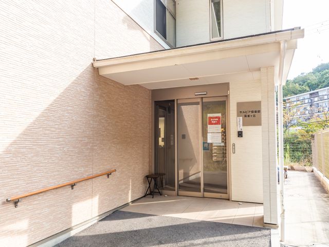 明朗なエントランス風景 玄関 手すり付きのエントランスは明るく開放感があり、誰もが心地よく出入りいただける設計になっています。