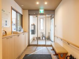 入口にあるベンチと受付