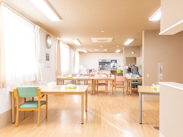 明るいダイニングの風景