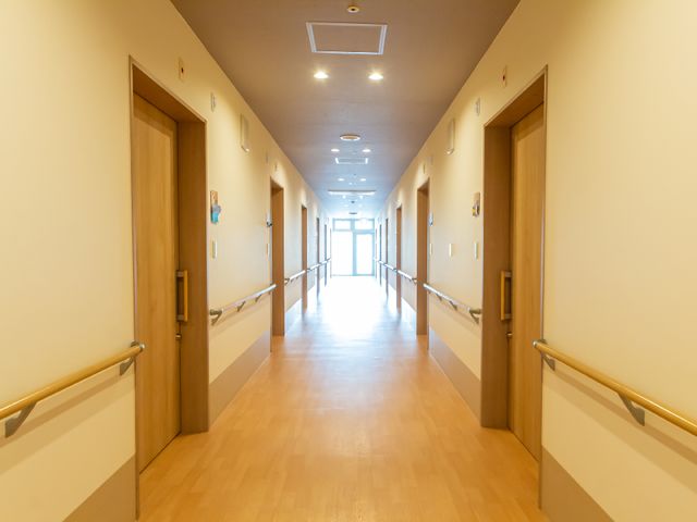 手すり付きの明るい廊下 廊下 明るく広々とした廊下は手すりが整備され、どなたでも安心して歩行できる設計です。